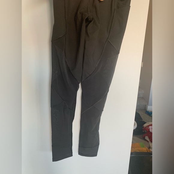 NWT Victoria’s Secret knockout leggings in size small. Color is black - Picture 4 of 5